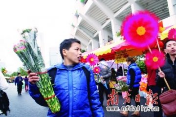 流浪男孩腹部积液肿胀形同“怀孕”