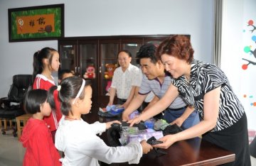 河南省灵宝市人口计生委以多种形式关爱留守儿童