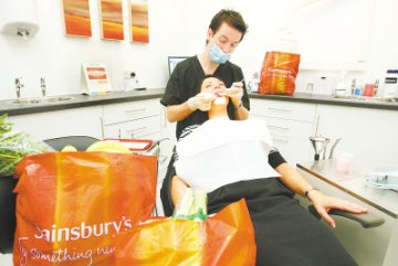 英国首家超市内的牙科诊所开张