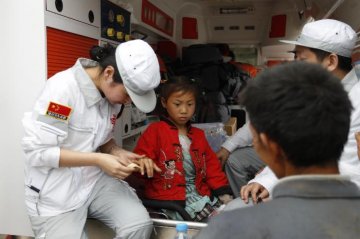 国家卫生应急队紧急医学救援队伍重庆队已救治百余名受灾伤病员