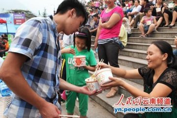 记者探访彝良灾民安置点：有住处有饭吃有水喝