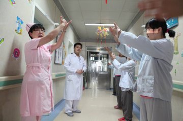 独家实拍：精神病院护士工作现场