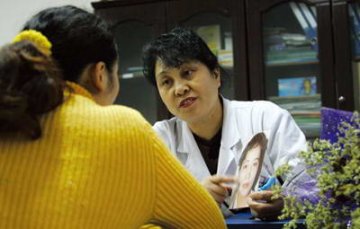 公司老板欲让现任妻子整容成亡妻模样