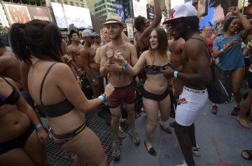 健康趣图：美国纽约数千人庆祝内衣日