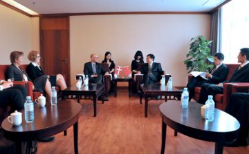滕佳材会见丹麦兽医及食品管理局局长蔼斯本