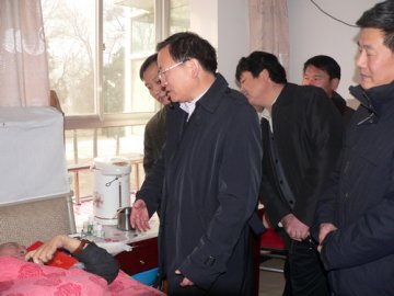 李保存副厅长一行在省荣誉军人康复医院看望残疾军人、离休干部