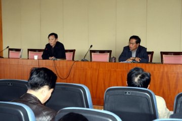 确立人才优先发展方针南中医的天空要蓝土地要肥沃--我校召开党委中心组（扩大）集体学习会议