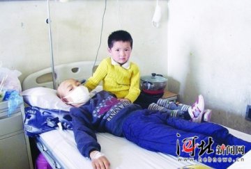 男孩患白血病其父拖病体打工 5岁妹妹欲捐髓