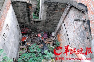 烧毁民宅变空投“垃圾岗” 臭气、老鼠蜈蚣扰民
