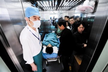15岁男孩自割喉咙后获救 割喉前曾试劫持邻居