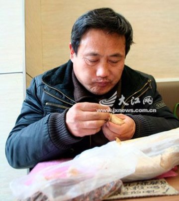 男子奔走十余个城市卖画救病儿