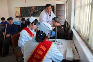 市六医院医护人员到敬老院为老人体检