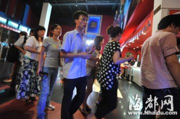 女孩连看三场3D电影患红眼病 系带3D眼镜被传染