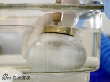 该公司生产数字仿真的乳房硅胶植入物