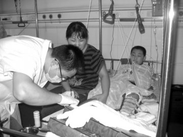 我们医院就是你们的家！--重庆市中医骨科医院救治伤员纪实