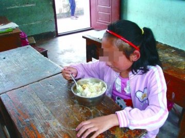 在逃犯6岁女儿为省钱不吃肉 每天6点起床做饭
