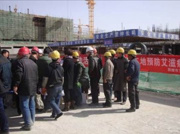甘肃省敦煌市艾滋病防治知识宣传走进建筑工地