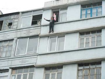 一精神病女子手持菜刀欲跳楼