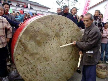 制鼓老人能听音辨出鼓面牛皮公母