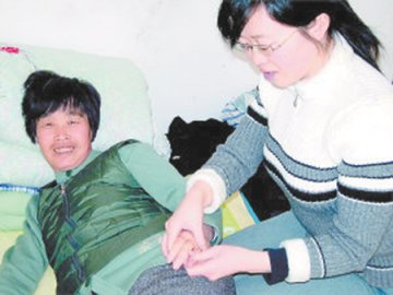 山东女孩父亲去世后背瘫痪妈在大连求学（附图）