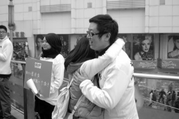 志愿者扮艾滋病患者上街索拥抱 市民热情应对