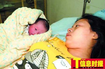 孕妇临产被小门诊拒绝无奈当街产子