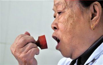 村医消极抵制医改 加入基本药物制度收入锐减