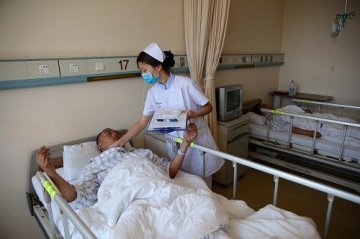 受伤消防员在医院接受救治