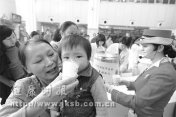 西南医院每日发放防甲流药饮