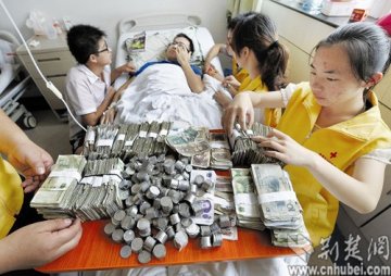 21岁大学生患尿毒症 同学义卖报刊筹救命钱