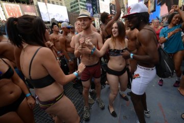 健康趣图：美国纽约数千人庆祝内衣日