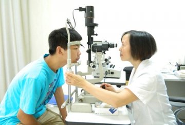 儿童眼睛近视怎么办？配镜应选医学验光配镜