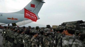 成都军区赴尼医疗救援队完成抗震救灾任务回国