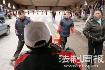 脑瘫青年自创流动广告发布车