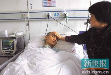 22岁手机喷胶工突然晕倒昏迷两月涉事电子厂未回应