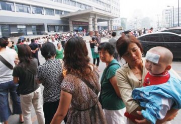 北京儿童医院就诊人数激增 为挂号昼夜排队