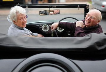 英国82岁夫妻驾车重走蜜月路线