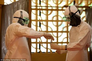 医学专家正在英国伯明翰对埃博拉病毒进行检测
