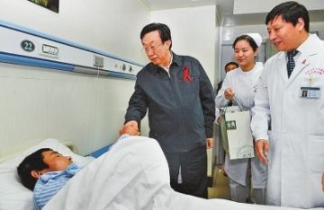 河南省委领导参加省会第26个世界艾滋病日活动