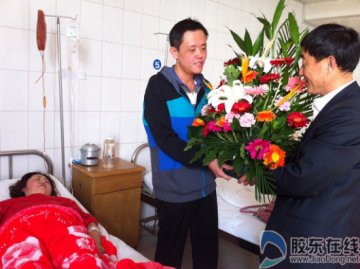 女子营救车祸伤者被撞断腿
