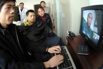 监狱和医院帮助绝症男孩与服刑父亲视频见面