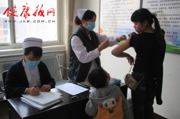 通州区次渠卫生院党团员利用休息时间开展传染病预防接种