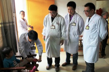 县人民医院青年志愿者医疗义诊服务队到我县光荣院、福利院开展义诊活动