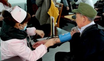 龙山县康复医院免费为光荣院老仁义诊送健康
