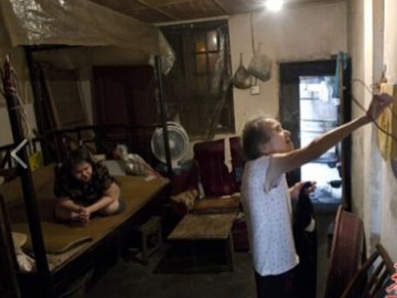 90岁母亲照顾无脚女儿60年博雅眼科公益救助