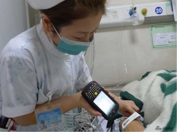 护士给病人检查