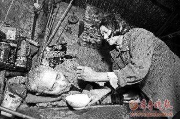 妹妹照顾瘫痪在床哥哥59年