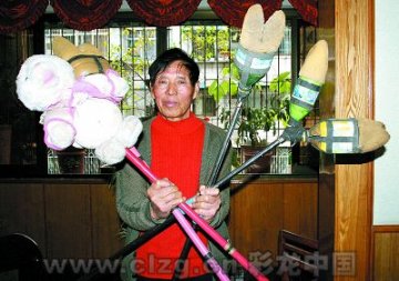 68岁老人踩滑轮在地面上写书法