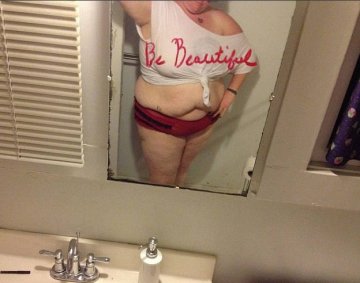 美肥胖女子穿内衣拍裸照挑战传统美