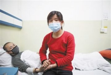 女子瞒着家长与白血病男友订婚
